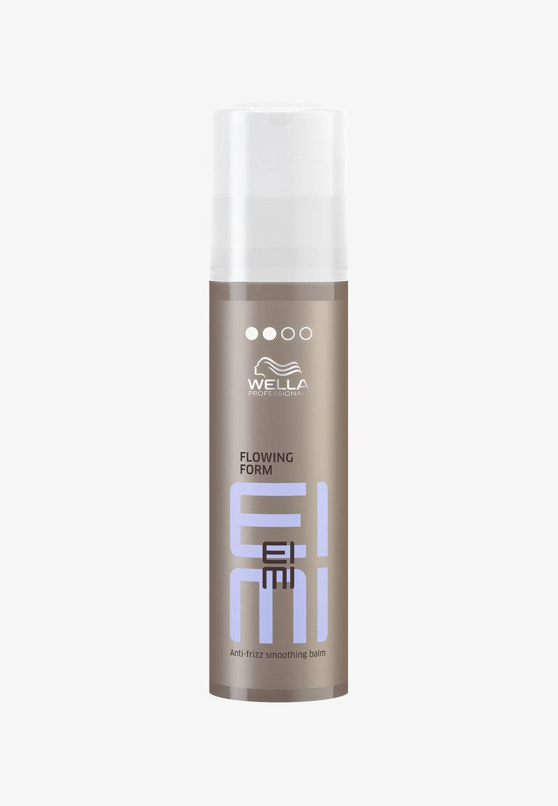 Wella EIMI Flowing Form Anti-Frizz-Balsam in einem schlanken zylindrischen Flakon, matt beige mit einem transparenten Deckel, versehen mit blauen und schwarzen Textakzenten.