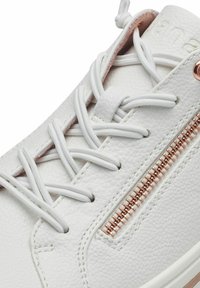 Zapatillas de cuero blanco con una superficie texturizada, cordones planos blancos y un detalle de cremallera en tono rosa dorado en el lateral.