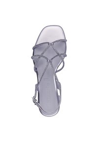 Sandal strappy viola con accenti metallici, design open toe, fibbia regolabile e texture liscia. Presenta una suola piatta e uno stile minimalista.