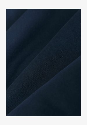 Laivastonsininen kangas, jossa on sileä tekstuuri, hienovarainen kudoskuvio ja mattapintainen viimeistely. Materiaali on kevyt ja joustava.