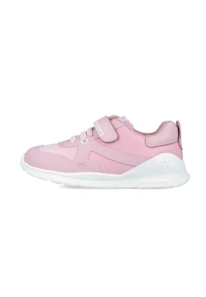 Zapatilla rosada con parte superior de cuero suave y malla, cierre de cordones y velcro, suela blanca y detalle de marca en el lateral y la lengüeta.