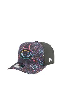 Die Cap hat eine schwarze Basis mit einem bunten Spritzmuster. Besticktes Logo in Türkis, Pink und Schwarz. Strukturiertes Design mit einem flachen Visier.