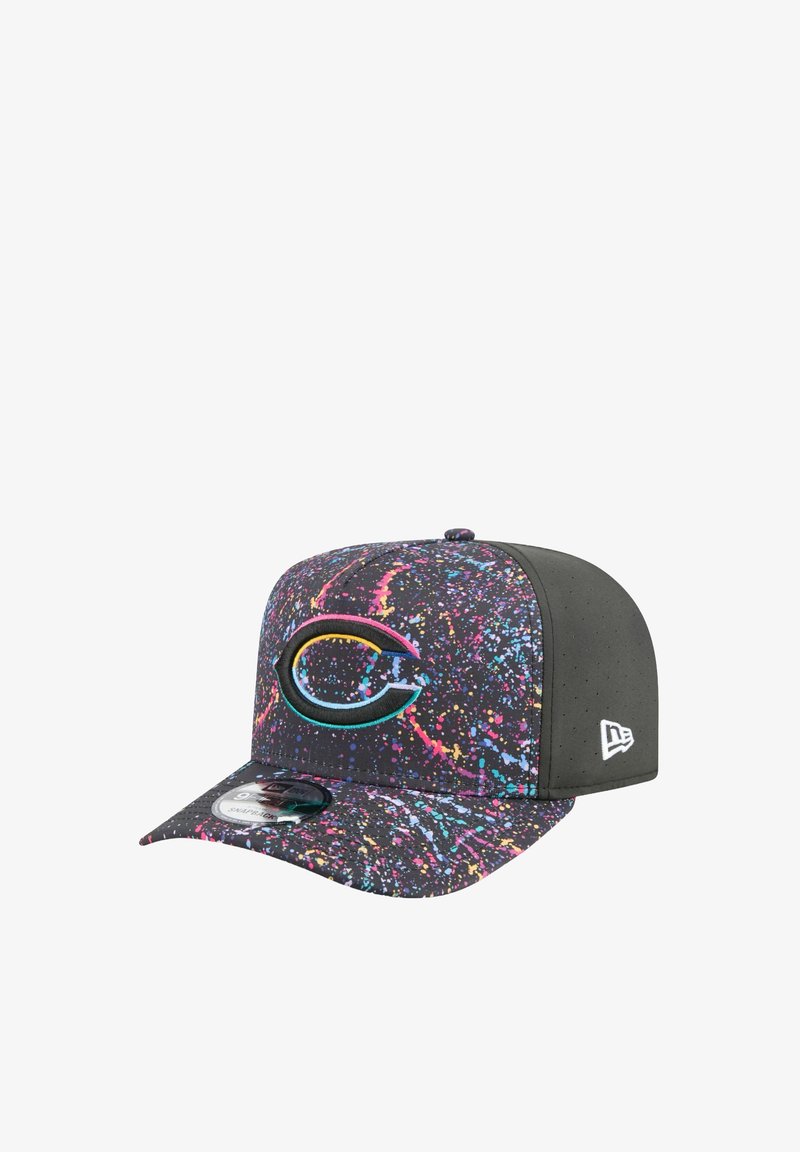 Die Cap hat eine schwarze Basis mit einem bunten Spritzmuster. Besticktes Logo in Türkis, Pink und Schwarz. Strukturiertes Design mit einem flachen Visier.