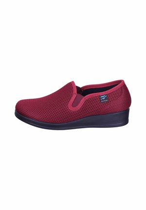 Roter, atmungsaktiver Mesh-Slipper mit schwarzer Sohle und kleinem Fly Flot Logoetikett an der Seite, entworfen für Komfort und einfache Handhabung.
