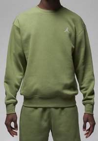 Olijfgroen sweatshirt van een zachte katoenmix, met een ronde hals, geribde manchetten en een klein wit logo op de borst.