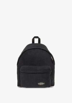 Zaino in pile nero dalla forma arrotondata, con tasca frontale con cerniera e manico superiore per il trasporto. Presenta un logo brandizzato nella parte inferiore frontale.