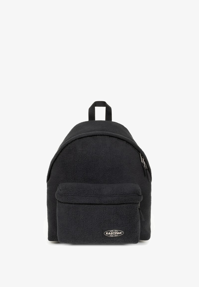 Zwarte fleece rugzak met een afgeronde vorm, voorvak met ritssluiting en een draaghendel aan de bovenkant. Voorzien van een merklogo aan de onderkant vooraan.