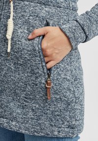 Felpa con cappuccio a righe blu navy e grigie, dotata di tasca con zip, cordino in cotone e dettaglio in pelle sul tirazip.