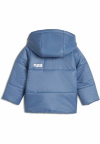 Blå vadderad jacka med huva, som har en slät yta, elastiska ärmslut och ett quiltat mönster. "PUMA"-logotyp i vitt på baksidan.