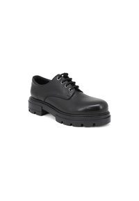 Scarpa nera in pelle con lacci, punta arrotondata, superficie texture e suola in gomma spessa con un battistrada profondo per una migliore aderenza.