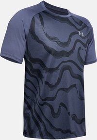 Męski sportowy T-shirt z krótkim rękawem w ciemnoszarym kolorze z czarnymi abstrakcyjnymi falistymi wzorami i małym logo Under Armour na piersi.