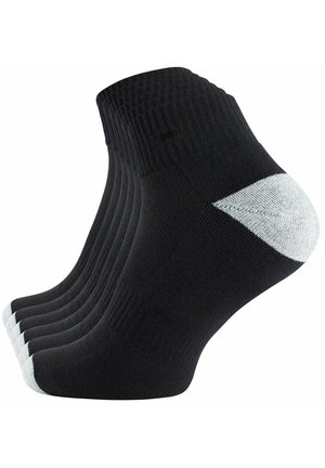 Schwarze Knöchelsocken mit einem strukturierten Rippdesign und einem weißen Fersenakzent. Glattes Material mit einem subtilen Glanz, präsentiert in einem Stapel.