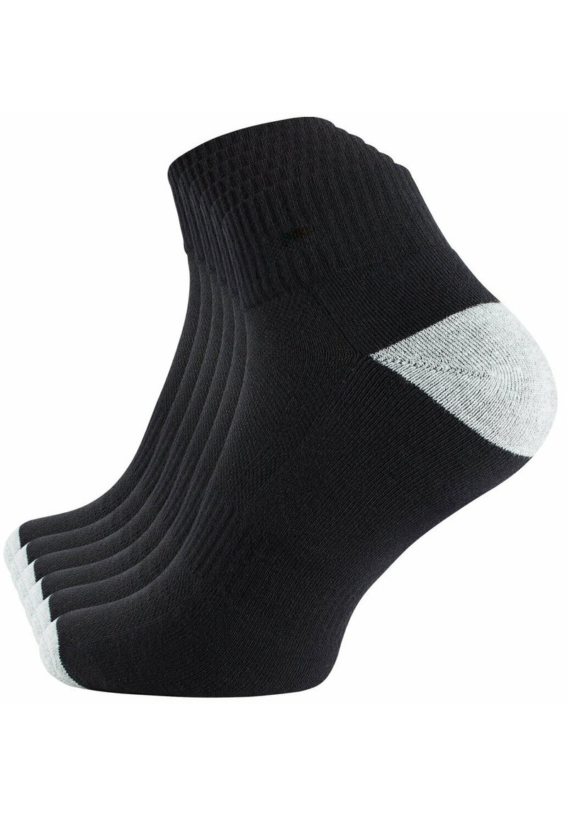 Calze nere alla caviglia con un design a coste testurizzate e un accento bianco sul tallone. Tessuto liscio con una leggera lucentezza, presentato in un'impilatura.