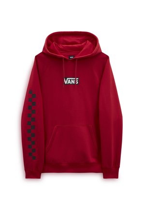 Czerwona bluza Vans z kapturem, z przednią kieszenią, czarno-białe logo Vans na piersi i czarno-białym wzorem w kratę na lewym rękawie.