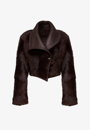 Giacca corta in pelliccia sintetica marrone con ampio colletto in pelle, chiusura con un bottone e maniche lunghe dal finissaggio morbido e strutturato.