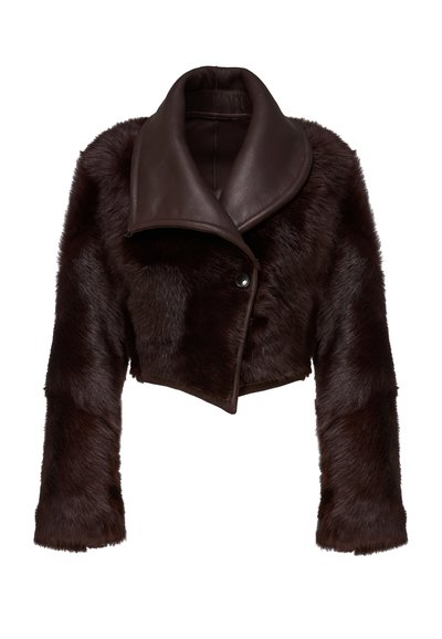 Giacca corta in pelliccia sintetica marrone con ampio colletto in pelle, chiusura con un bottone e maniche lunghe dal finissaggio morbido e strutturato.