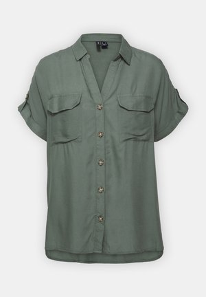Chemise à manches courtes, boutonnée, de couleur vert olive, avec deux poches sur la poitrine, un ourlet légèrement arrondi et un tissu léger et lisse.