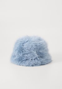 Lyseblå faux fur bøttehatt med en myk, fluffy tekstur og rund form. Har en bred skjerm og subtil sømdetalj.