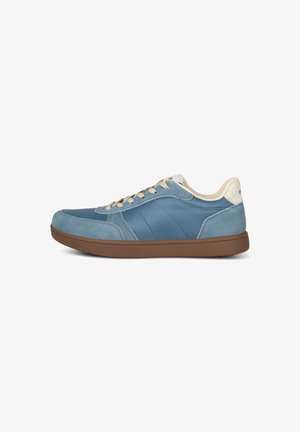 Niebieskie sportowe sneakersy z połączeniem zamszu i materiału siatkowego, jasne sznurowadła, brązowa gumowa podeszwa i fakturowane akcenty.