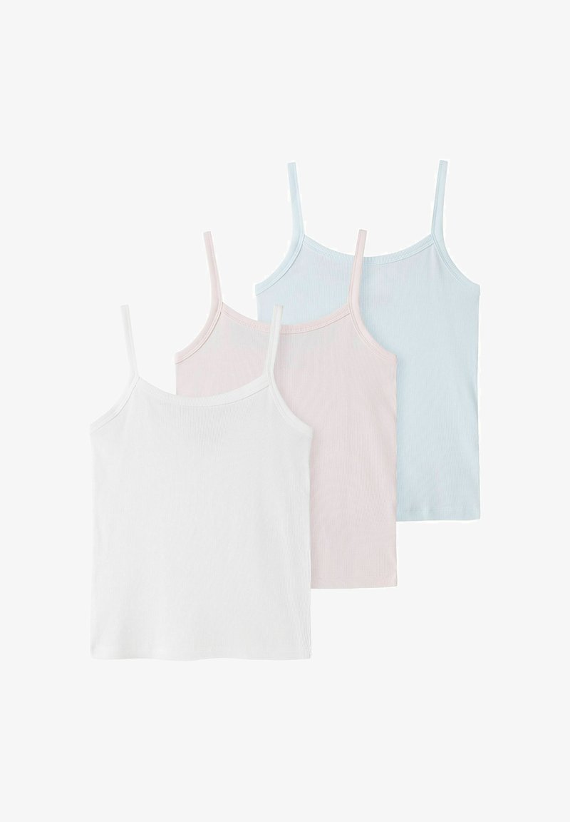Τρία ριμπ καμιζόλια με λεπτές τιράντες, σε λευκό, ανοιχτό ροζ και ανοιχτό μπλε, τοποθετημένα επικαλυπτόμενα σε λευκό φόντο.