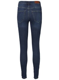 Jeans skinny azul escuro com uma textura suave, apresentando dois bolsos traseiros e um patch de couro castanho na cintura.