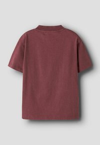 Bordowa koszulka z krótkim rękawem z prążkowanym kołnierzem. Wykonana z miękkiej bawełny, cechuje się luźnym krojem i schludnym wykończeniem, tworząc minimalistyczny design.