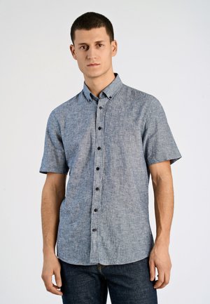Kortärmad skjorta med knappar i blå chambray-tyg med en subtil struktur; har bruna knappar och en spetsig krage.