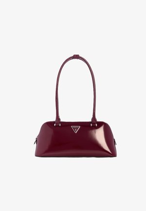 Glänzende dunkelrote rechteckige Handtasche mit abgerundeten Kanten, doppelten Schulterriemen und einer dreieckigen Guess-Logo-Plakette auf der Vorderseite.