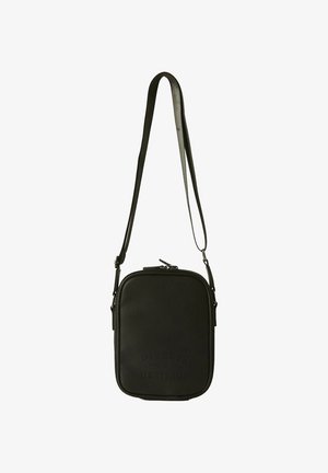 Czarna skórzana torba na ramię o teksturowanym wykończeniu, prostokątnym kształcie, zamknięciu na zamek błyskawiczny i regulowanym pasku. Posiada wytłoczone logo z przodu.