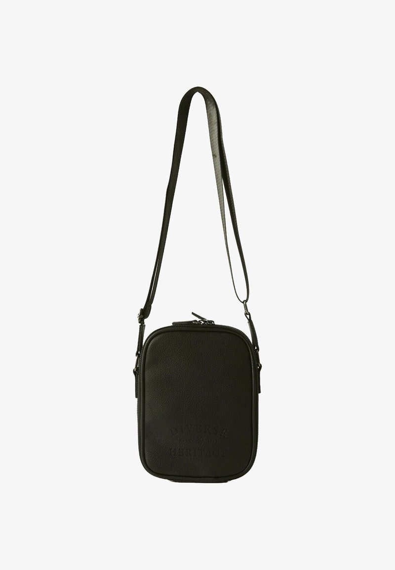 Czarna skórzana torba na ramię o teksturowanym wykończeniu, prostokątnym kształcie, zamknięciu na zamek błyskawiczny i regulowanym pasku. Posiada wytłoczone logo z przodu.