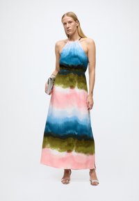 Vestido maxi com decote halter, cores em gradiente de azul, verde e rosa, tecido macio e esvoaçante, com cintura franzida.