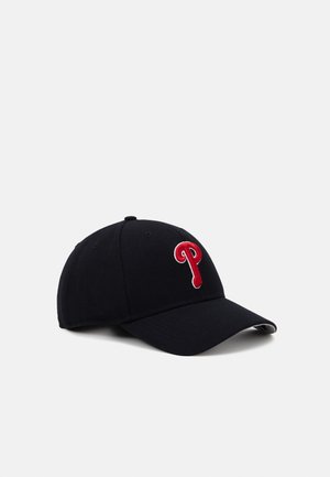 Zwarte baseballpet met een rode letter P geborduurd aan de voorkant, met een gebogen klep en doorgestikte ventilatiegaten.