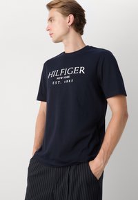 Tommy Hilfiger TEE - T-shirt con stampa - desert sky