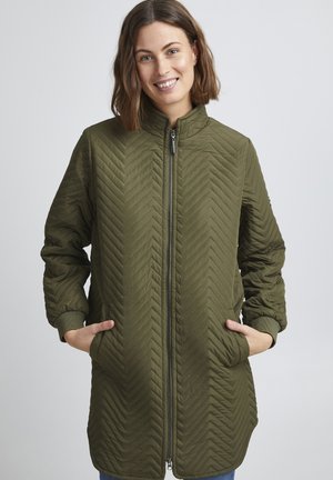 Oliven grøn quiltet jakke med chevron-syning, lynlås foran, høj krave, sidelommer og ribkanter, der har en afslappet pasform.