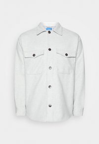 Grå fleece skjortejakke med krave, frontlukning med knapper, to brystlommer og mørke knapper. Blød tekstur overalt.