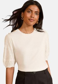 Love & Roses REGULAR FIT SCALLOP BOW EMBROIDERED - Apdrukāts T-krekls - ivory