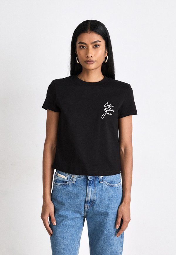 SCRIPT INSTITUTIONAL BABY TEE - Print T-shirt