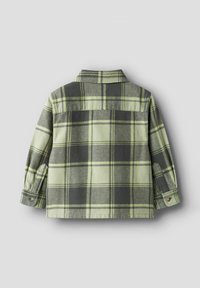 Grønn og grå rutete flanellskjorte med lange ermer, knappede mansjetter og krage, med myk tekstur og en detalj med ryggstykke.