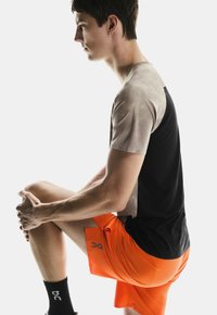 On 7" PERFORMANCE SHORTS - Shorts - flame