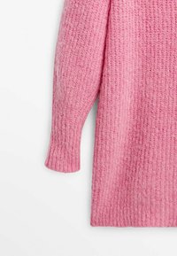 Różowy, dziany sweter o teksturowanym wzorze, z szerokimi rękawami i luźnym krojem. Miękki, lekki materiał o nieco puszystym wyglądzie.