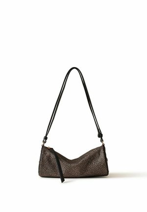 Petit sac à épaule noir et beige à motifs avec une longue sangle noire et une tirette de fermeture éclair, posé sur un fond blanc.