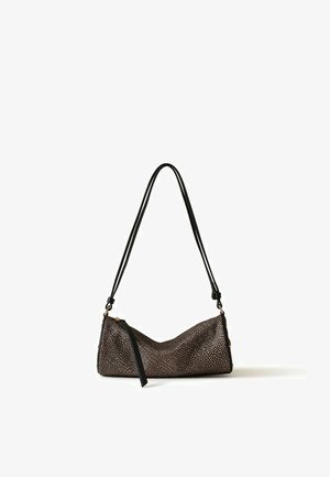 Mała czarno-beżowa torebka na ramię z wzorem, z długim czarnym paskiem i suwakiem, oparta o białe tło.