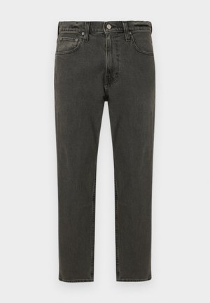 Czarne jeansy z prostymi nogawkami, zapinane na guziki z przodu, z szlufkami na pasek oraz pięcioma kieszeniami, przedstawione na białym tle.