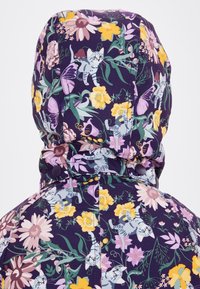 Donkerpaarse hoodie met bloemenpatroon, versierd met katten, vlinders en gele bloemen. Getextureerde stof met drukknoopsluiting.