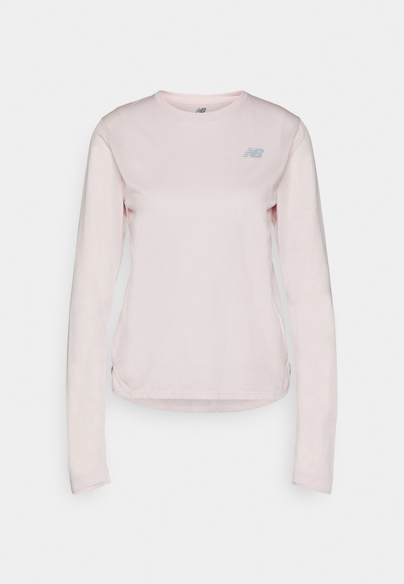 Helles rosa Langarmshirt mit rundem Halsausschnitt, strukturiertem Stoff und einem kleinen grauen Logo auf der Brust. Glatter Saum am unteren Ende.
