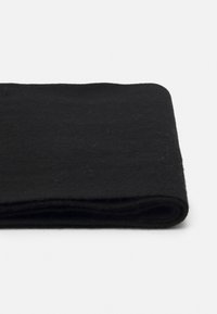 Svart filtstoff, pent brettet, som viser en myk tekstur. Overflaten ser litt fuzzy ut med en ensartet farge og minimale uregelmessigheter.