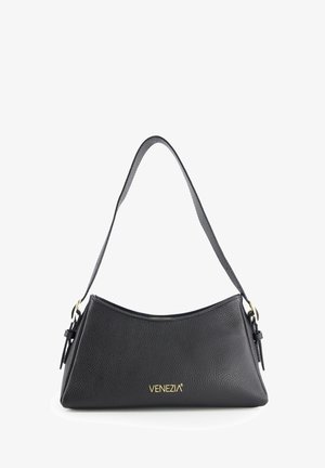 Černá kožená kabelka se strukturovaným trojúhelníkovým tvarem a jedním ramenním popruhem. Na přední straně se nachází zlaté logo "VENEZIA".