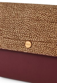 Clutch a busta in pelle marrone texturizzata con una base maroon, dotata di chiusura con bottone dorato e motivo embossé nella sezione superiore.