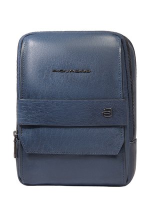 Kompakte blaue Leder-Umhängetasche mit Frontklappe, Reißverschluss und dezenten Metall-Logodetails.