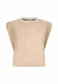 Top beige sans manches avec épaules rembourrées, bordure d'encolure ronde blanche et petit emblème doré sur la poitrine sur fond blanc.
